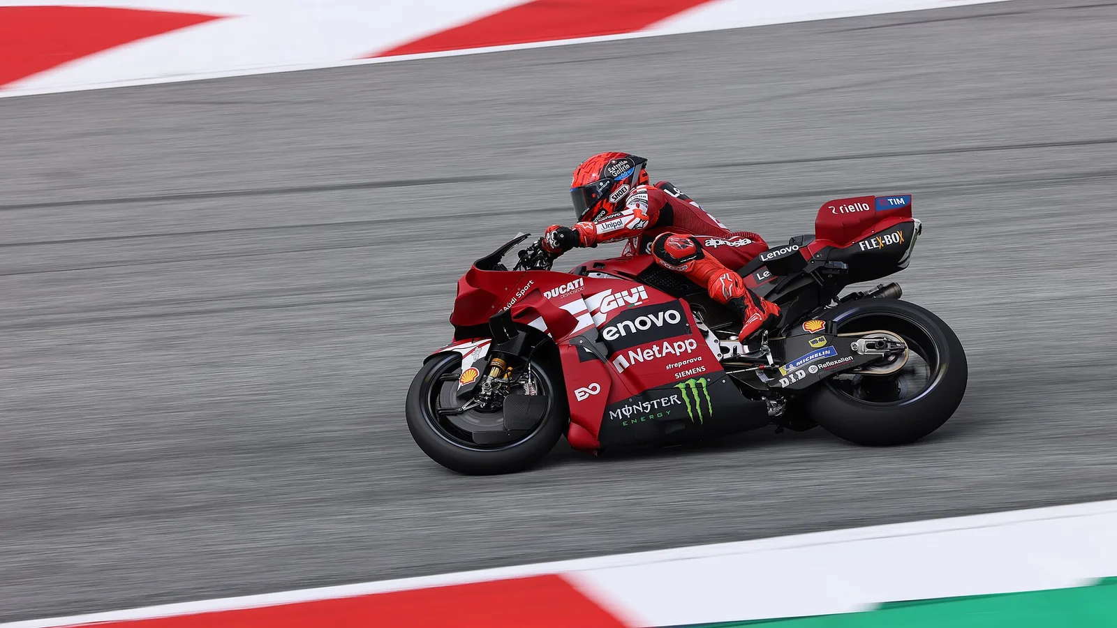 Marc Márquez หมายเลข 93 ในชุดแข่งสีแดงขี่รถ Ducati ของ Ducati Lenovo Team ระหว่าง MotoGP ออสเตรีย 2026 ที่ Red Bull Ring