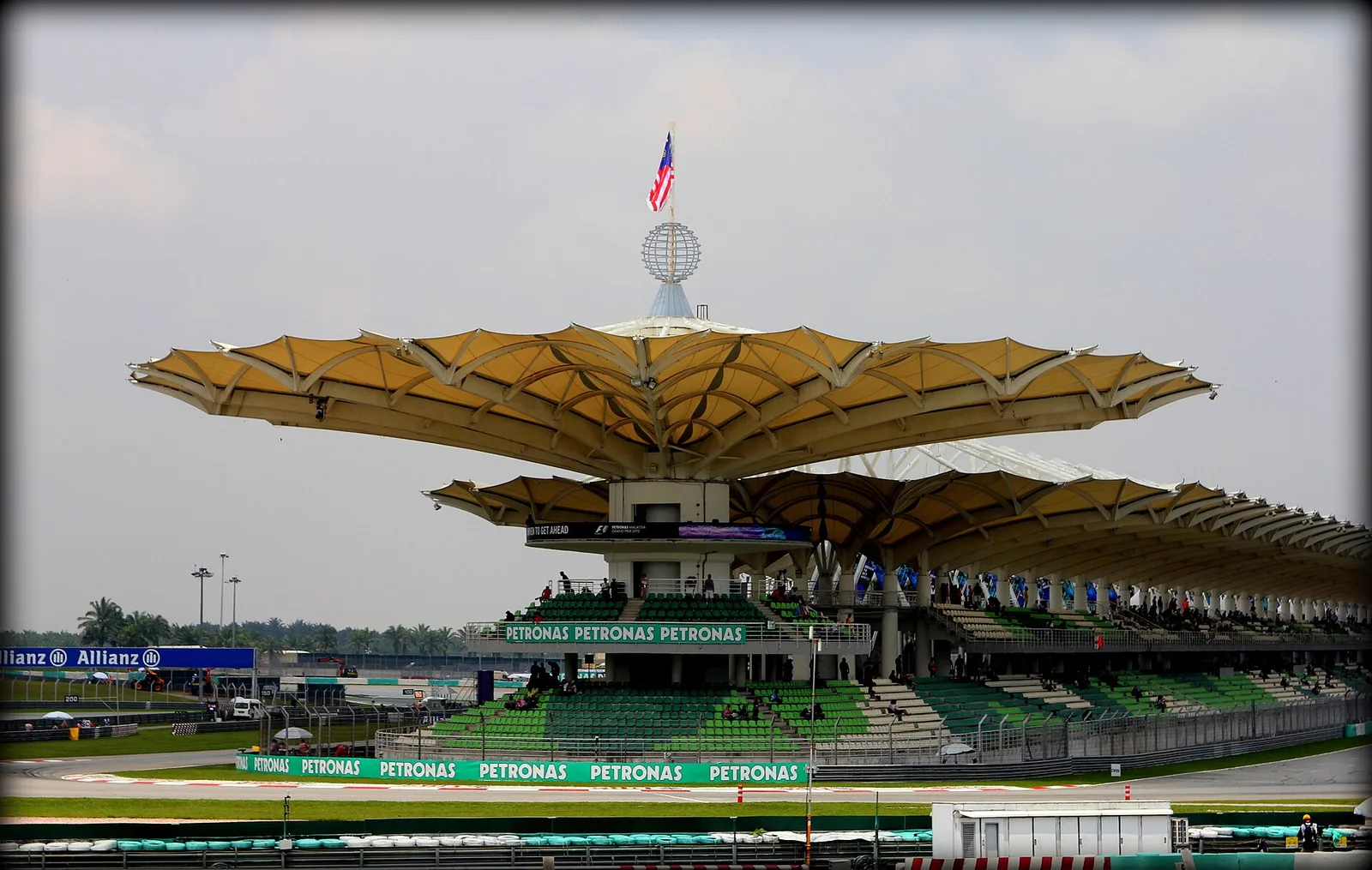 อัฒจันทร์หลักหลังคาทรงใบปาล์มของสนาม Petronas Sepang International Circuit สนามของ MotoGP มาเลเซีย 2026 เวลาไทยเรซหลักเริ่ม 14:00 น. ภาพถ่ายปี 2012