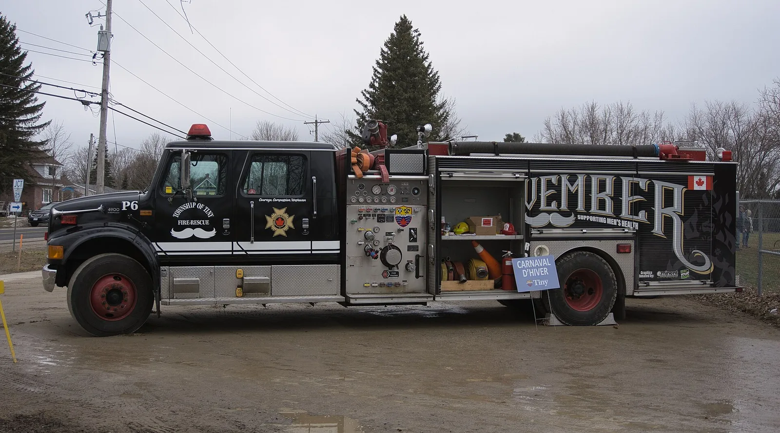 รถดับเพลิงเมือง Tiny Township แคนาดา ลายหนวดและคำว่า Movember ที่ข้างรถ