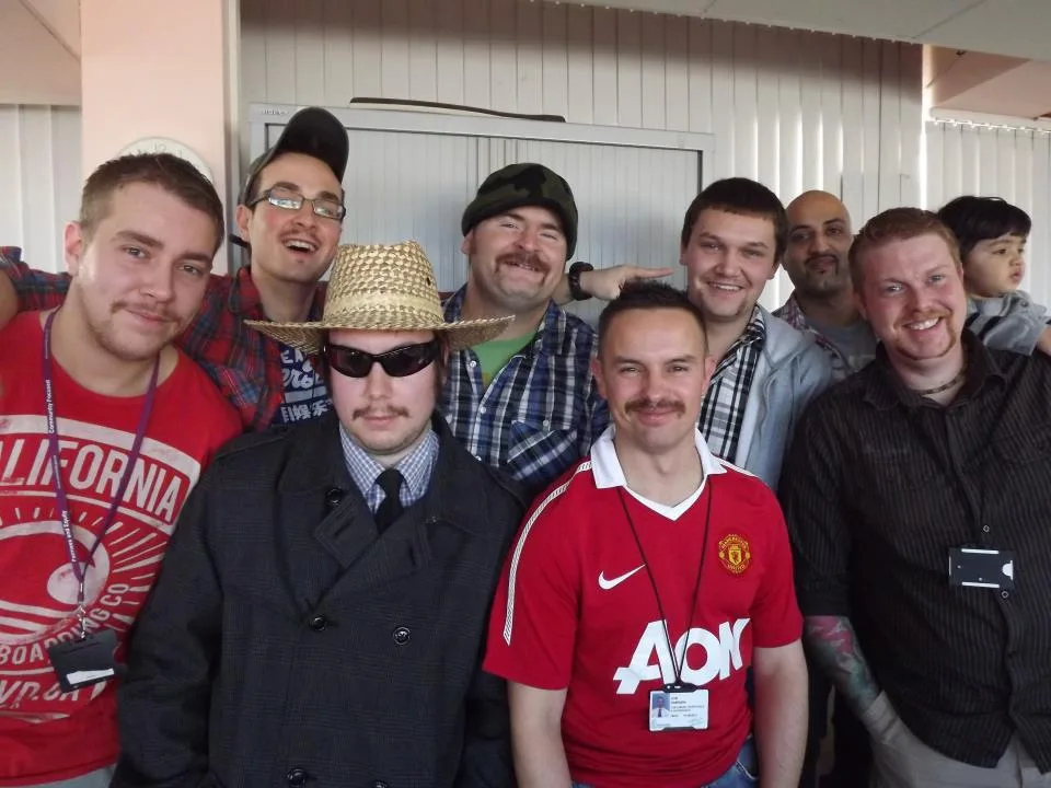 Movember 2026: กลุ่มผู้ชายที่ไว้หนวดในกิจกรรม Movember ถ่ายภาพหมู่