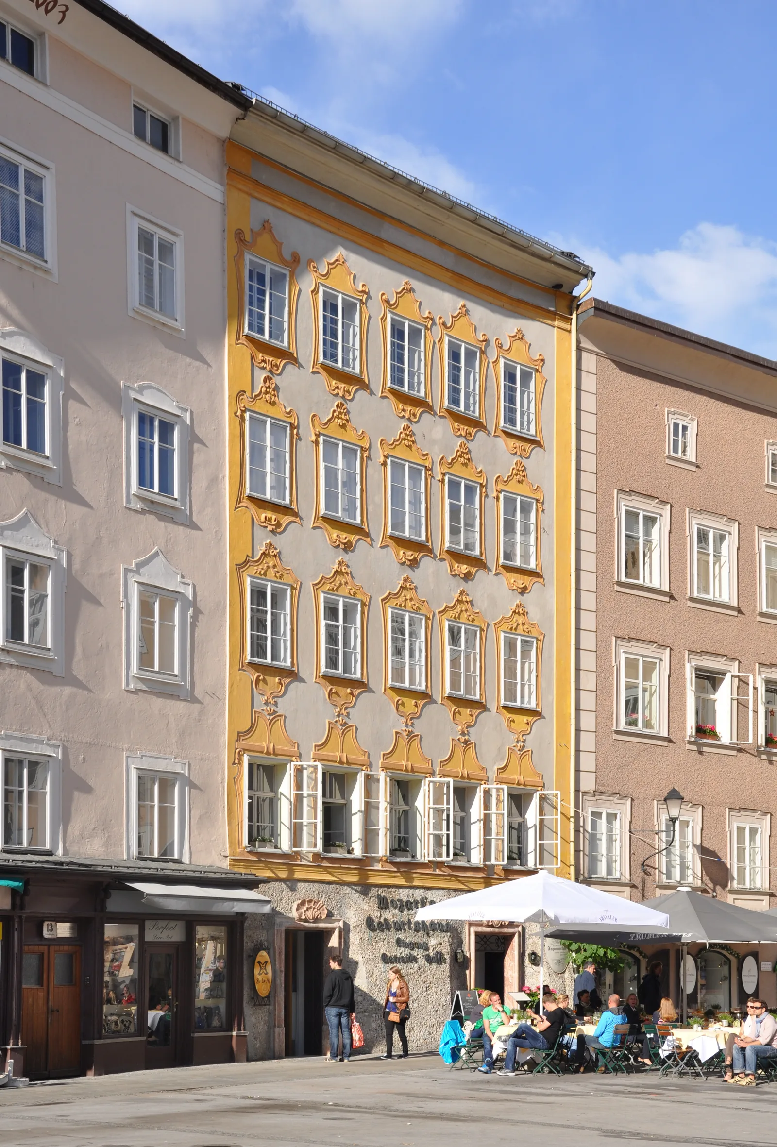 ด้านหลังของบ้านเกิดโมสาร์ทที่หันออกสู่ลาน Universitätsplatz ภาพถ่ายเดือนพฤษภาคม 2013