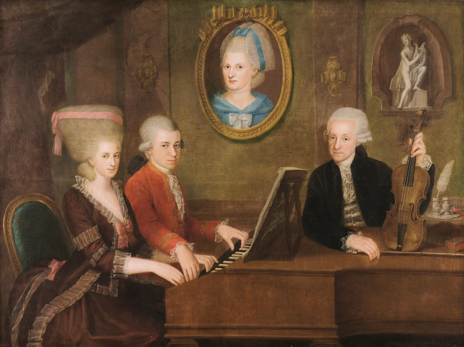 ภาพครอบครัวโมสาร์ท: Maria Anna (Nannerl), Wolfgang, Anna Maria (ในกรอบรูปบนผนัง) และ Leopold Mozart ช่วงทศวรรษ 1780 ซึ่งมูลนิธิระบุว่าเป็นผลงานของ Johann Nepomuk della Croce