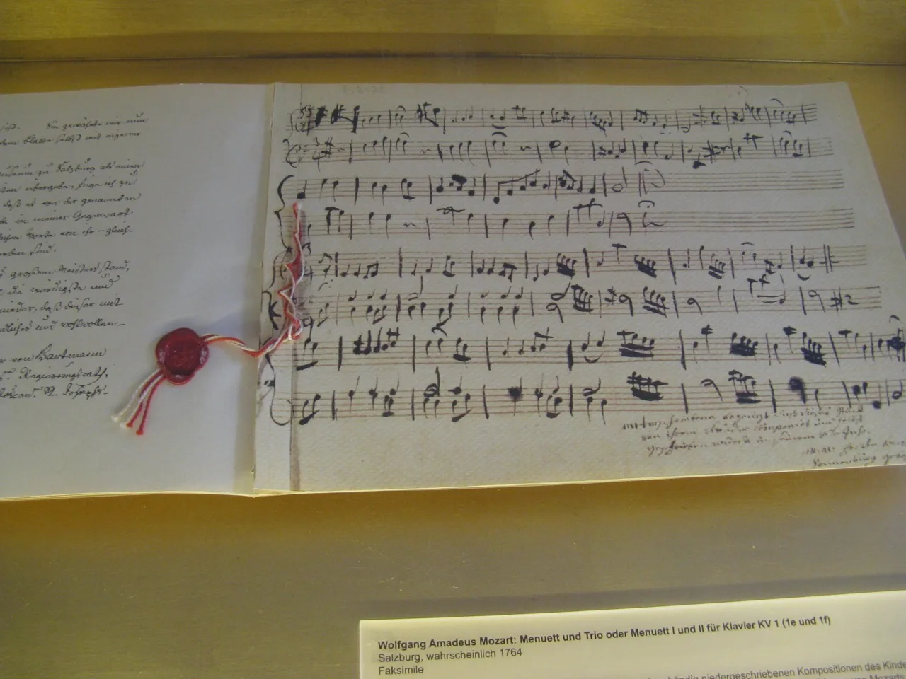 ลายมือของโมสาร์ทวัยเด็ก Minuet ใน G Major KV 1 (1e) กับ Trio ใน C Major สำหรับเปียโน ซาลซ์บูร์ก 1764 จัดแสดงในบ้านเกิดโมสาร์ท ภาพถ่ายเมื่อ 16 เมษายน 2011