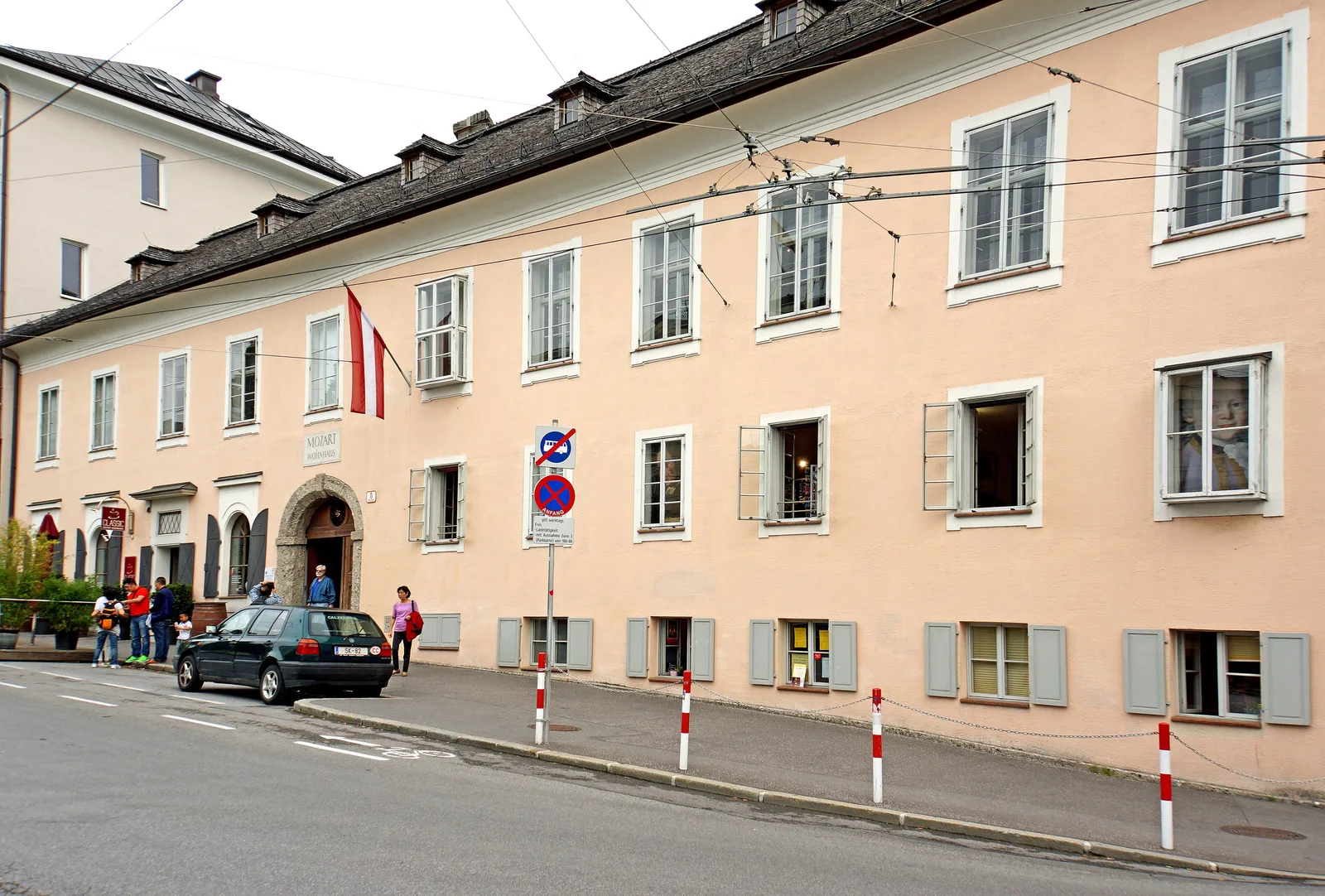 ด้านหน้าบ้านโมสาร์ทหลังที่สอง Mozart-Wohnhaus ที่ Makartplatz 8 ภาพถ่ายเมื่อ 15 มิถุนายน 2015