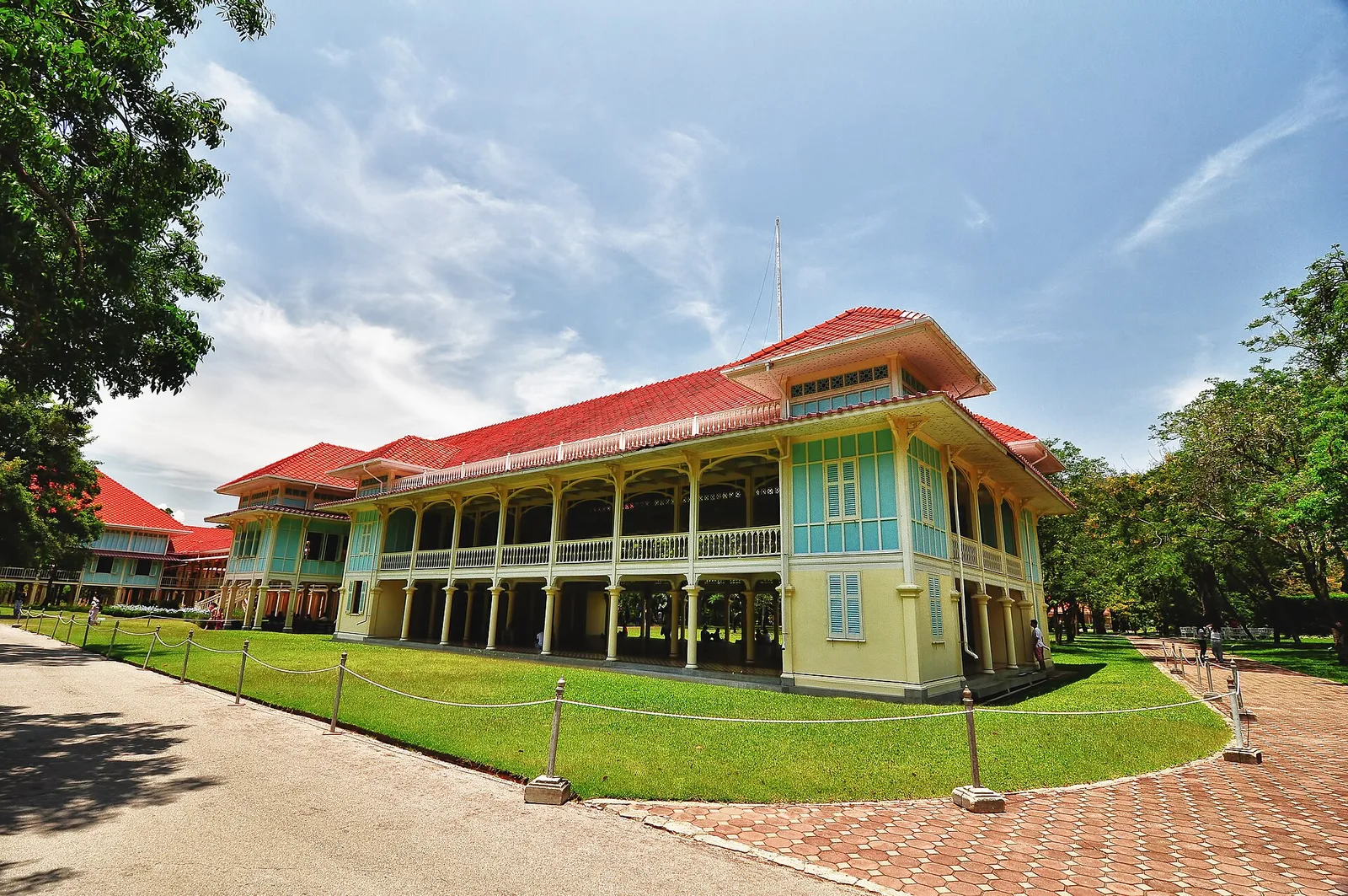 อาคารไม้ใต้ถุนสูงของ พระราชนิเวศน์มฤคทายวัน ภาพถ่าย พ.ศ. 2556