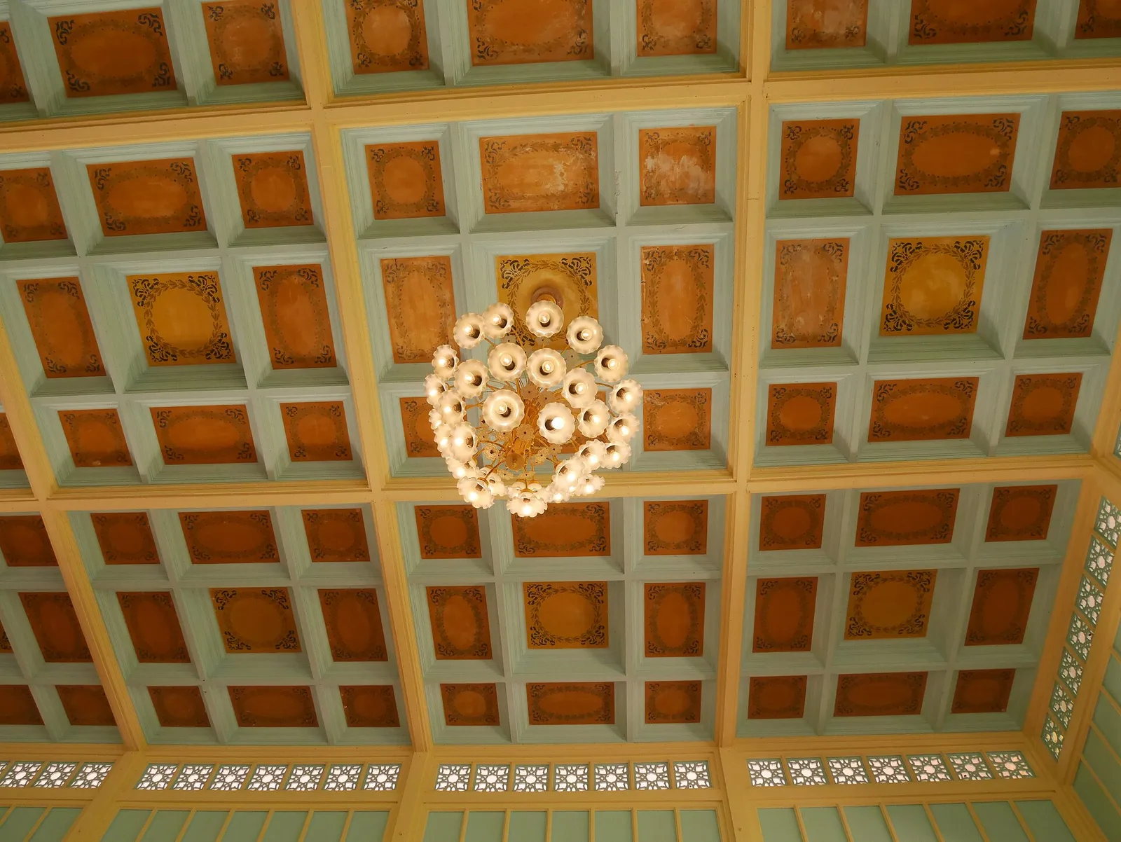 ฝ้าเพดานเขียนลวดลายและโคมไฟใน พระราชนิเวศน์มฤคทายวัน ภาพถ่าย พ.ศ. 2561
