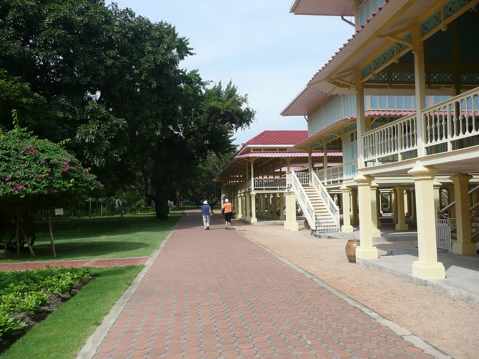 อาคารไม้ใต้ถุนสูงและทางเดินใน พระราชนิเวศน์มฤคทายวัน ภาพถ่าย พ.ศ. 2550
