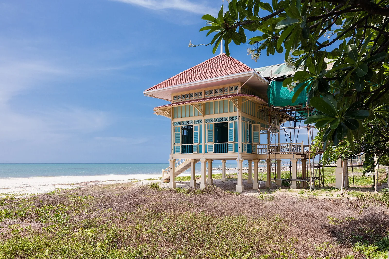 ศาลาริมทะเลระหว่างงานซ่อมแซม มีนั่งร้านและผ้าคลุม ภาพถ่าย พ.ศ. 2562