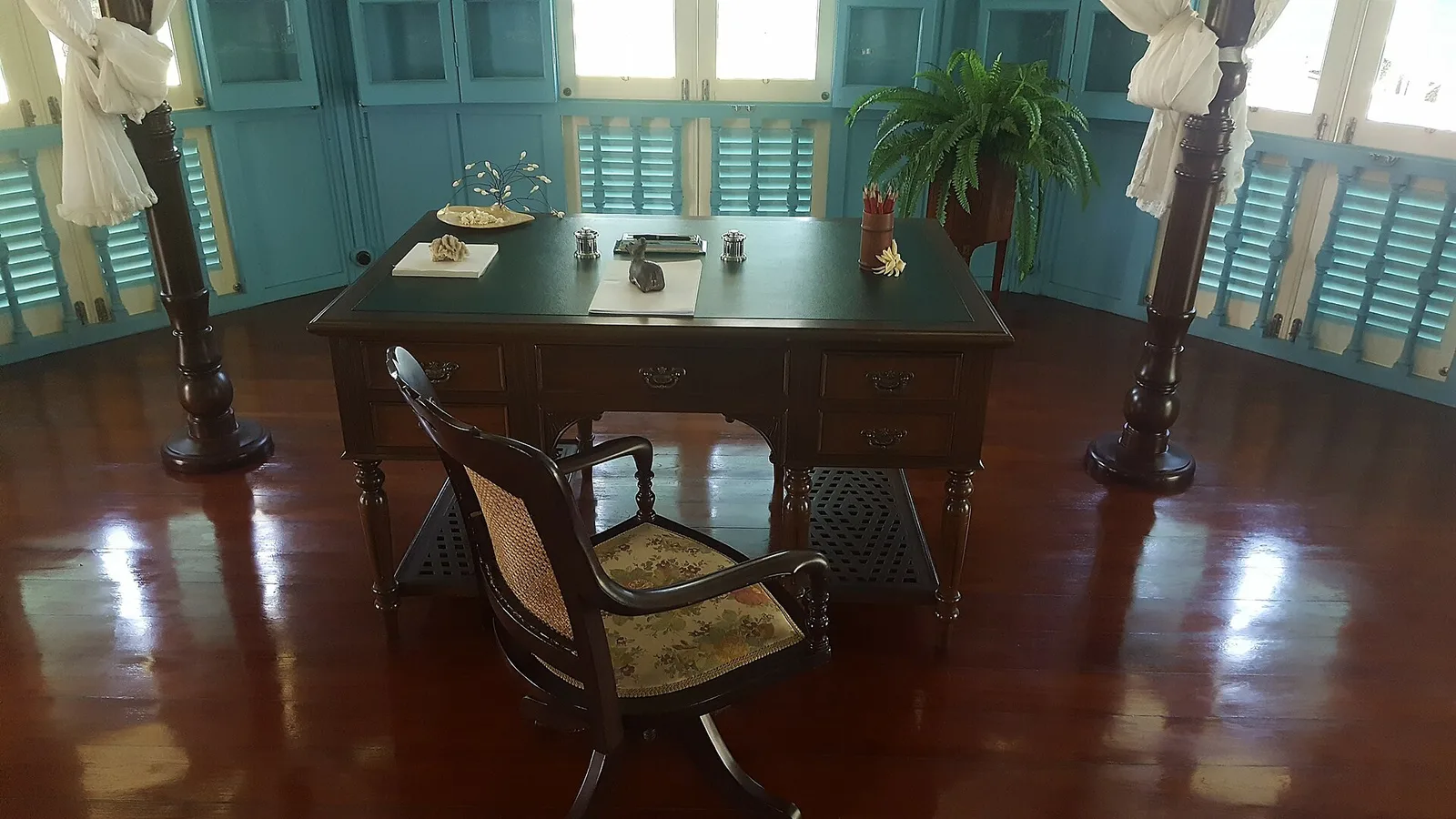ห้องที่ผู้ถ่ายภาพระบุว่าเป็นห้องทำงานในรัชกาลที่ 6 ภาพถ่าย พ.ศ. 2560
