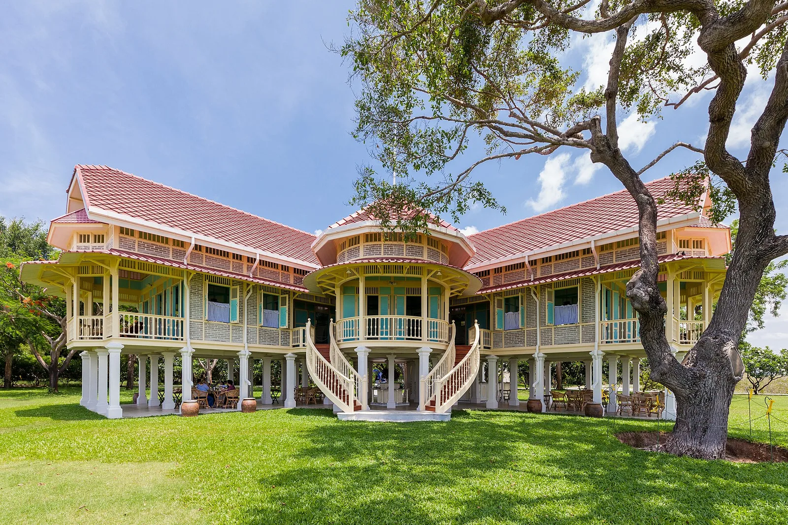 อาคารที่ผู้ถ่ายภาพระบุว่าเป็น Tea Room มีบันไดโค้งคู่ด้านหน้า ภาพถ่าย พ.ศ. 2562