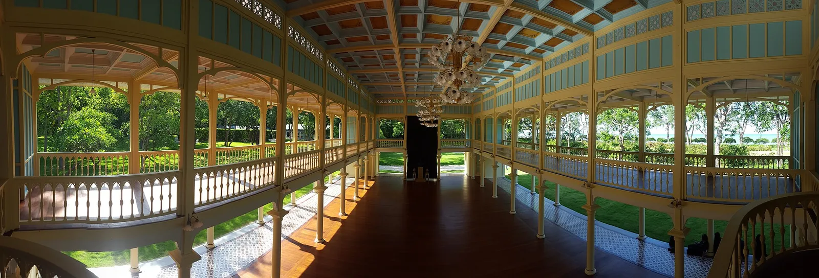ภายในห้องโถงที่ผู้ถ่ายภาพระบุว่าเป็นท้องพระโรงของ พระราชนิเวศน์มฤคทายวัน ภาพถ่าย พ.ศ. 2560