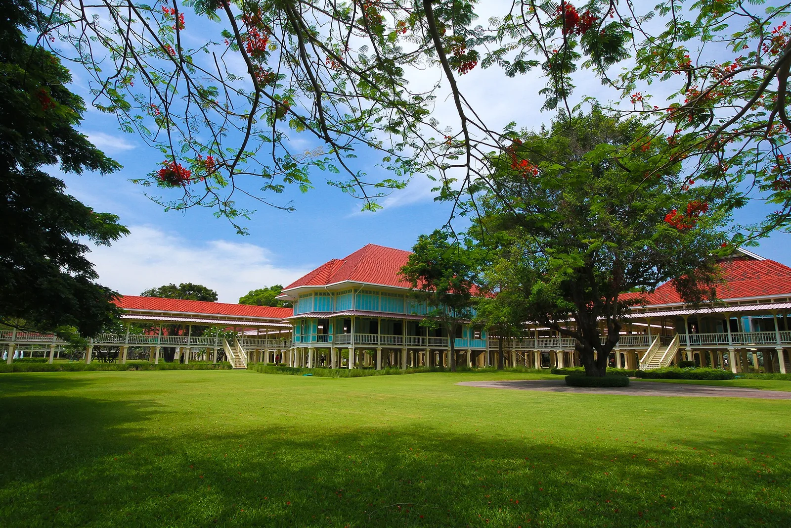 หมู่อาคารและสนามหญ้าของ พระราชนิเวศน์มฤคทายวัน ภาพถ่าย พ.ศ. 2557