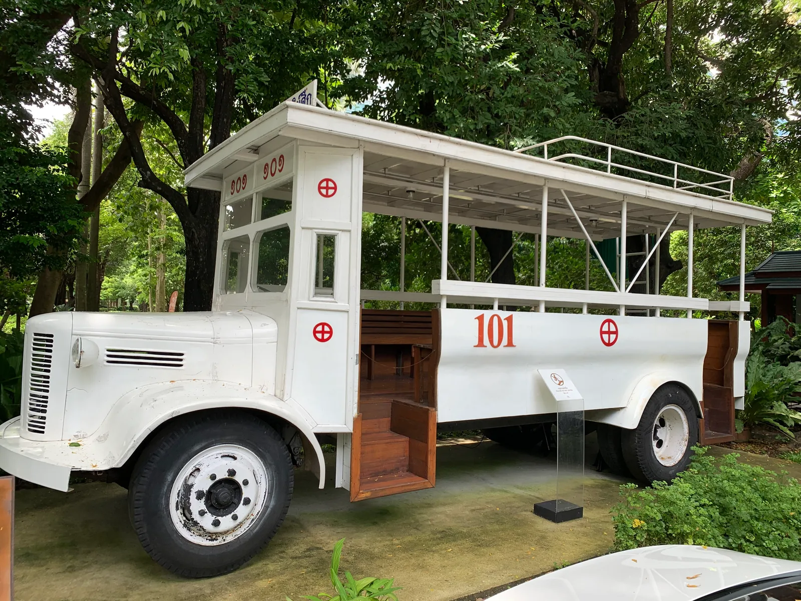 รถโดยสารสีขาวตัวถังเปิดโล่งหมายเลข 101 ตั้งแสดงใต้ร่มไม้ในบ้านปาร์คนายเลิศ