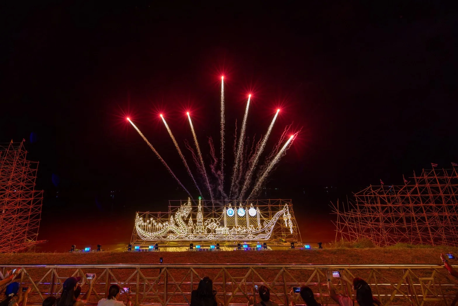 เรือประดับไฟฟ้าริมแม่น้ำโขงพร้อมพลุ ในงานไหลเรือไฟนครพนม 2569 (ภาพข่าว ททท.)