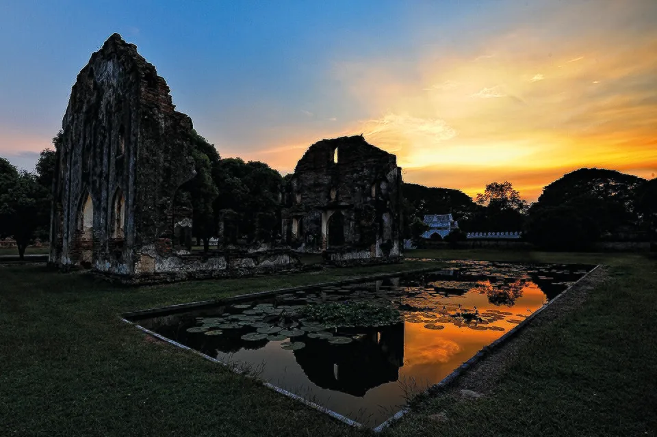 พระนารายณ์ราชนิเวศน์ ลพบุรี: ซากอาคารและสระน้ำภายในวัง ภาพถ่ายเมื่อมกราคม 2015