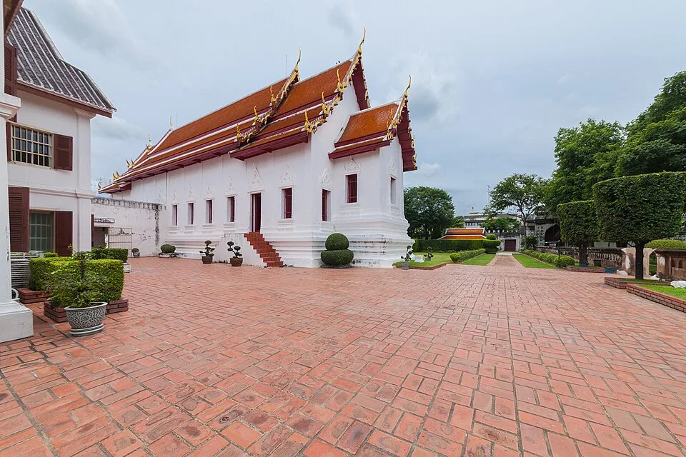 อาคารสีขาวหลังคาซ้อนชั้นภายในพระนารายณ์ราชนิเวศน์ ลพบุรี ภาพถ่ายเมื่อสิงหาคม 2018