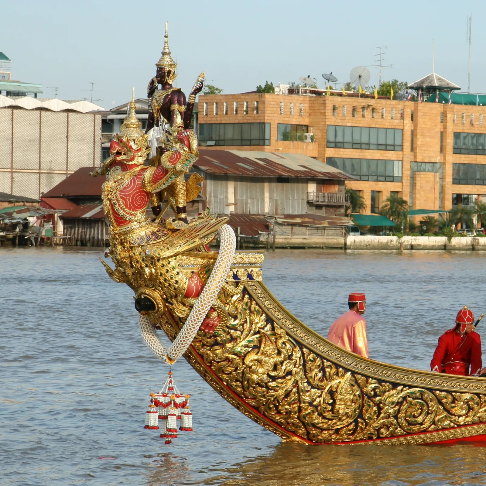 โขน เรือพระที่นั่งนารายณ์ทรงสุบรรณ รัชกาลที่ 9 รูปพระนารายณ์บนครุฑ ในการซ้อมใหญ่ วันที่ 29 ตุลาคม 2550