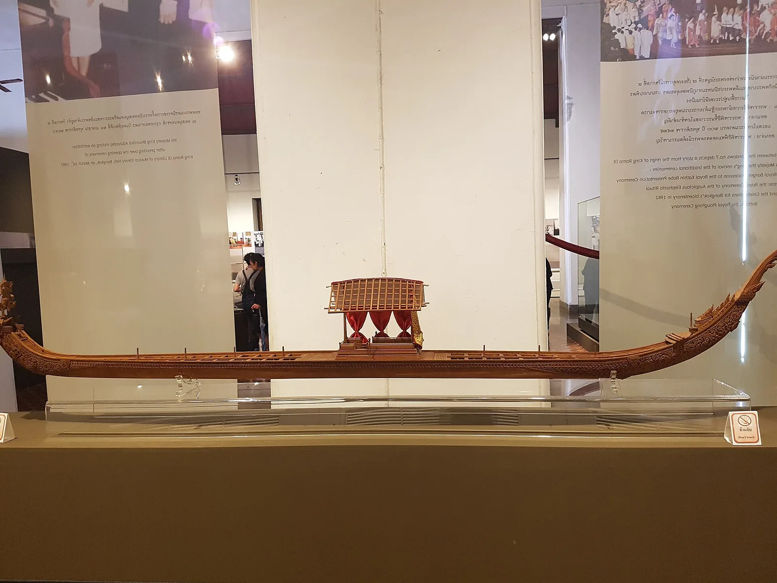 แบบจำลอง เรือพระที่นั่งนารายณ์ทรงสุบรรณ ที่พิพิธภัณฑสถานแห่งชาติ พระนคร ภาพถ่ายเมื่อ พ.ศ. 2560