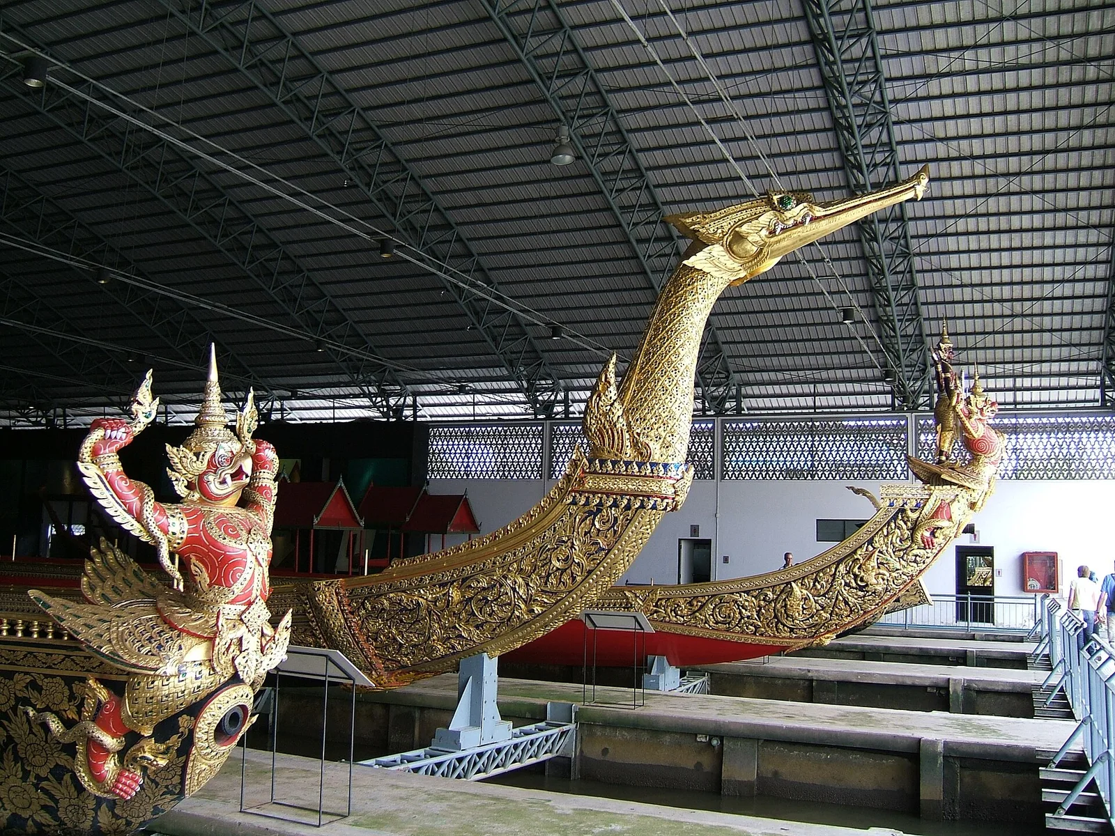 โขนเรือรูปพระนารายณ์บนครุฑ และโขนรูปหงส์ ในพิพิธภัณฑสถานแห่งชาติ เรือพระราชพิธี
