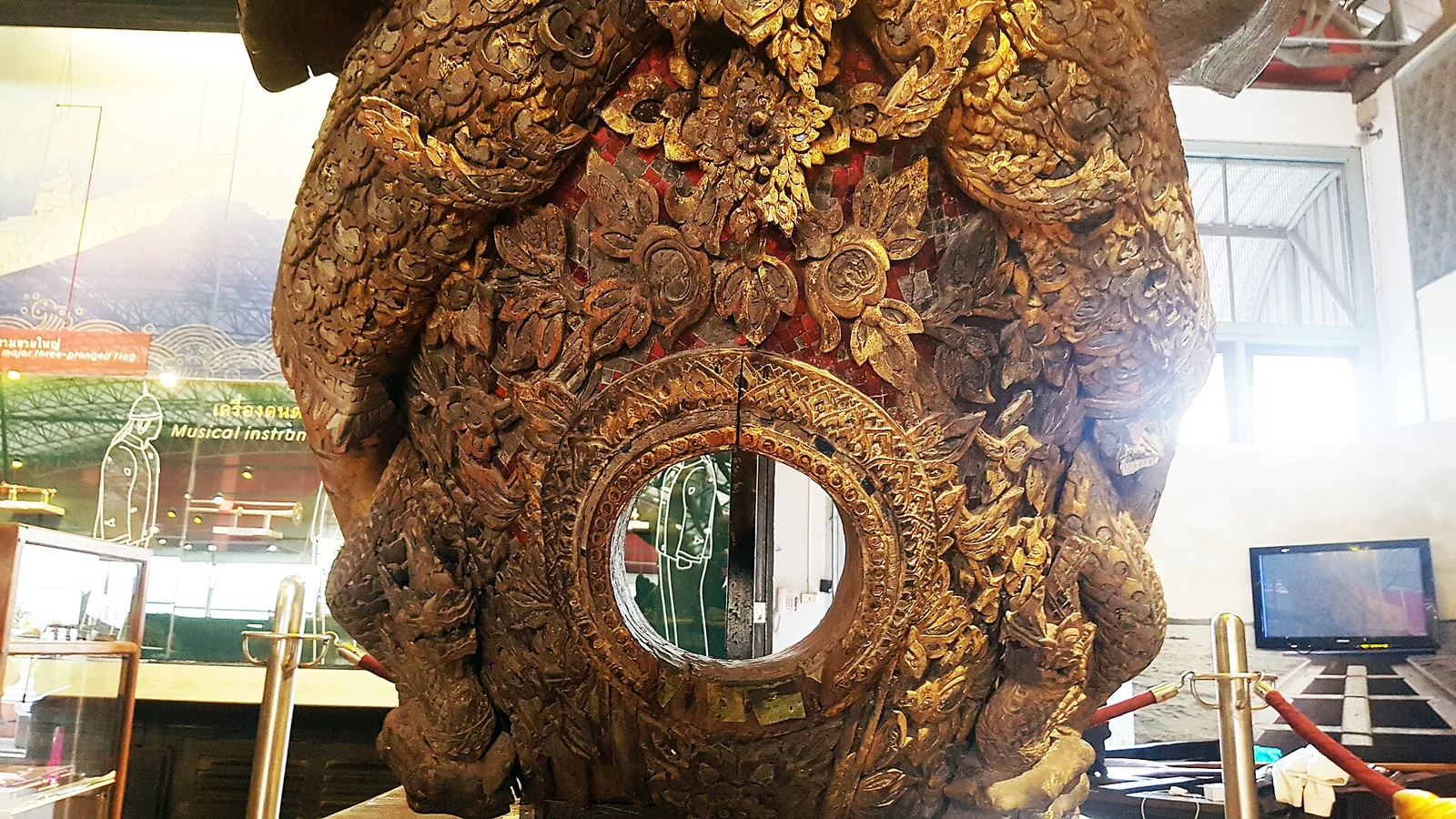 ช่องปืนใหญ่ใต้รูปครุฑ ของ โขนเรือพระที่นั่งนารายณ์ทรงสุบรรณ (ของเดิม) ภาพถ่ายเมื่อ 26 ธันวาคม 2561