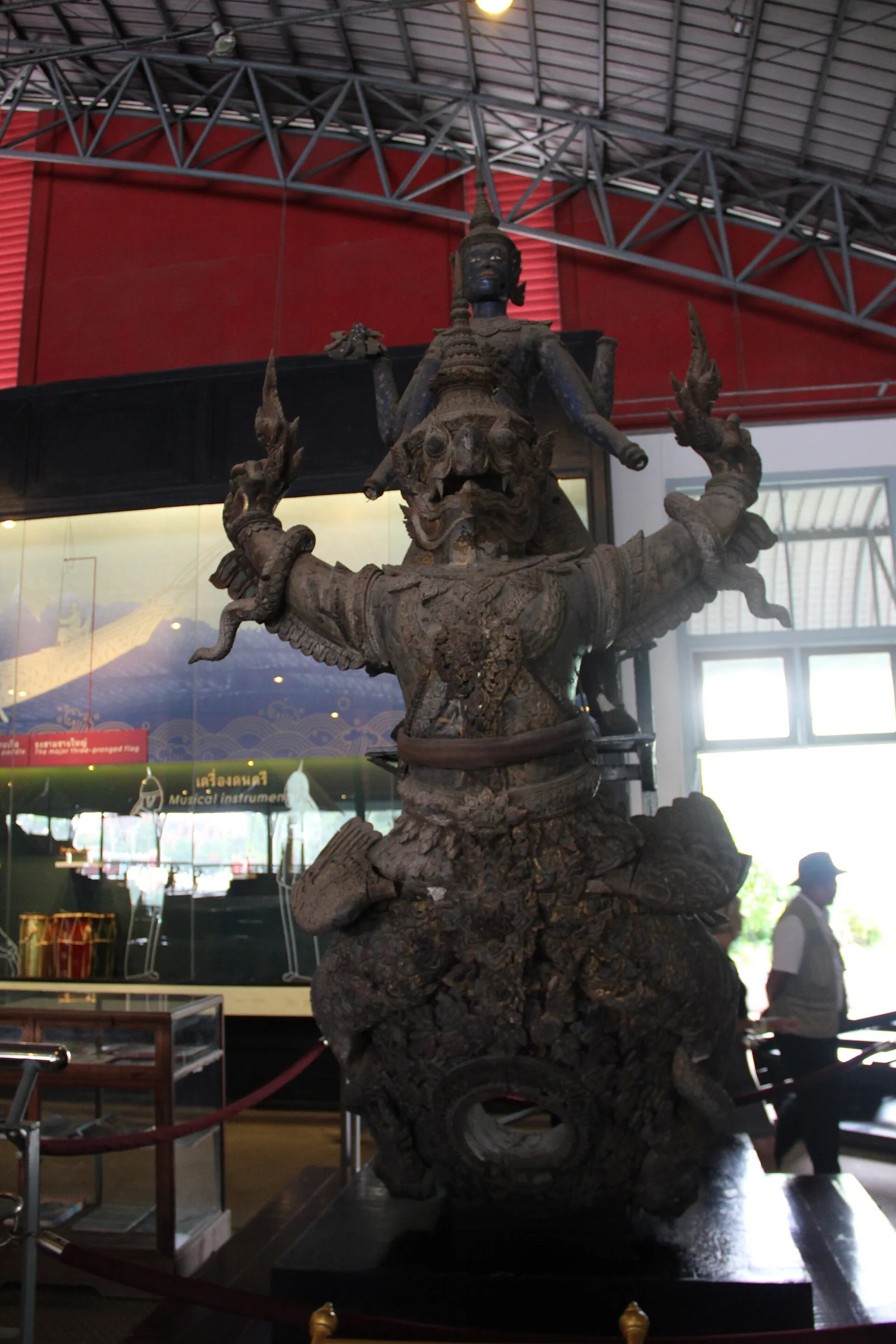 โขนเรือพระที่นั่งนารายณ์ทรงสุบรรณ (ของเดิม) รูปพระนารายณ์บนครุฑ ที่พิพิธภัณฑสถานแห่งชาติ เรือพระราชพิธี ภาพถ่ายเมื่อ พ.ศ. 2558