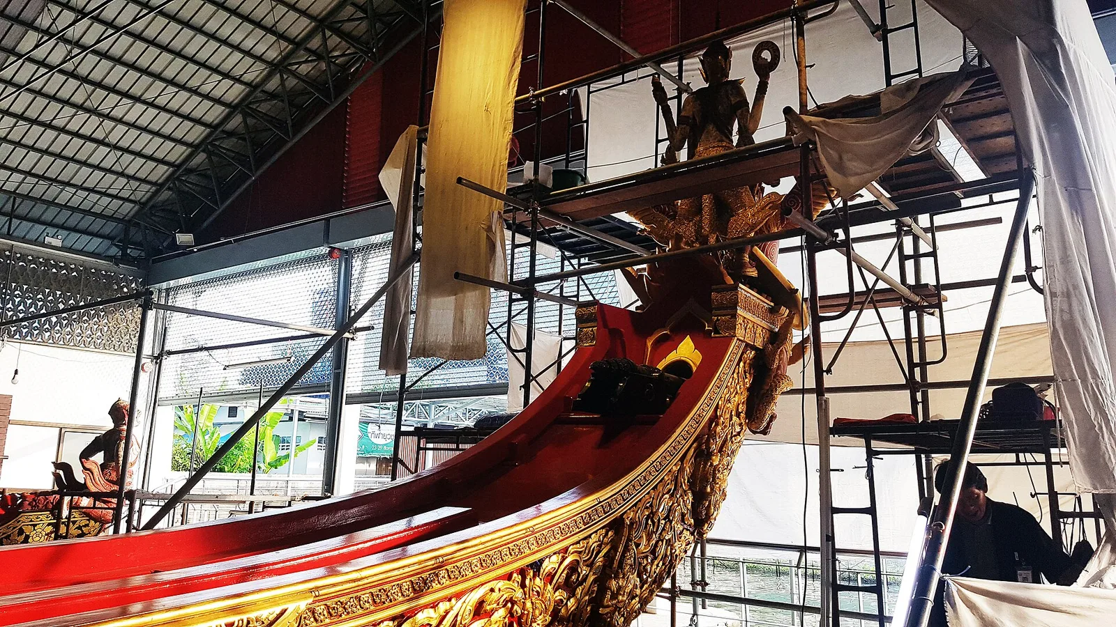 เรือพระที่นั่งนารายณ์ทรงสุบรรณ รัชกาลที่ 9 ระหว่างการซ่อมแซม ภาพถ่ายเมื่อ 26 ธันวาคม 2561