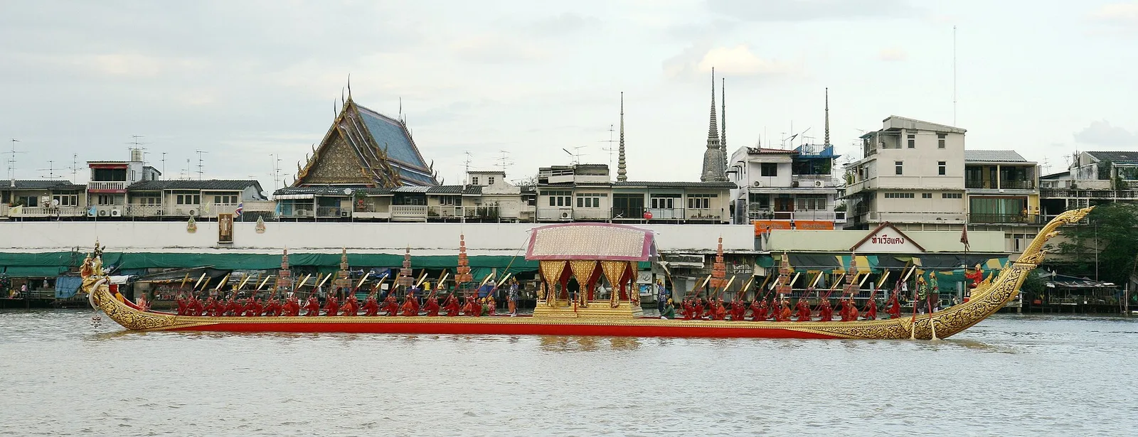 เรือพระที่นั่งนารายณ์ทรงสุบรรณ รัชกาลที่ 9 ด้านข้าง ในการซ้อมใหญ่ วันที่ 29 ตุลาคม 2550
