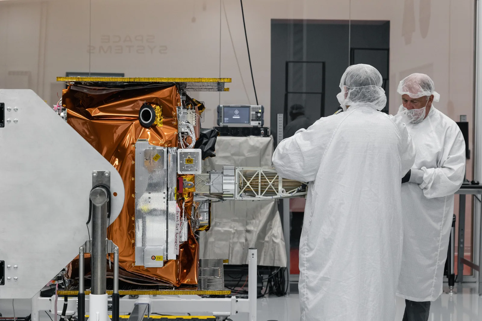 ยาน Maxwell ของ Viasat ระหว่างการประกอบ ยานสาธิตดาวเทียมสื่อสารเชิงพาณิชย์ NASA ที่ Rocket Lab สร้าง