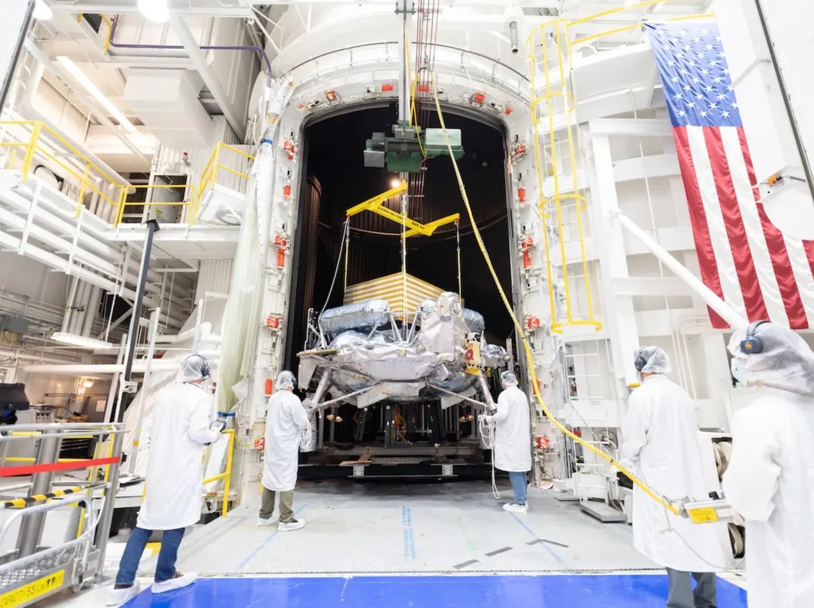 ยานลงจอด Griffin-1 ของ Voyager Technologies ในห้อง 25-Foot Space Simulator ของ NASA JPL