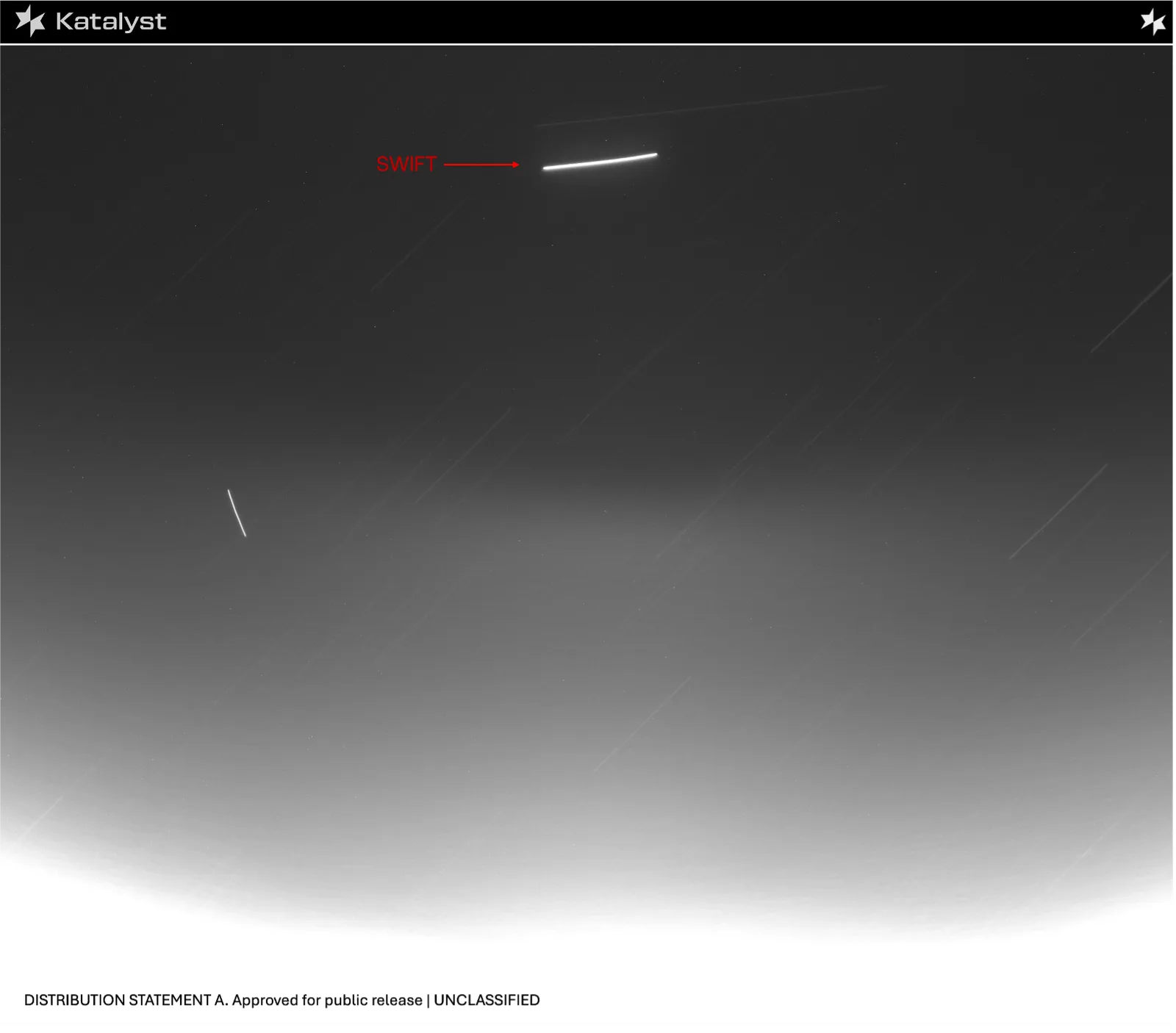 ภาพจากยาน LINK ของ Katalyst Space ที่เห็นกล้อง Swift เป็นเส้นแสง