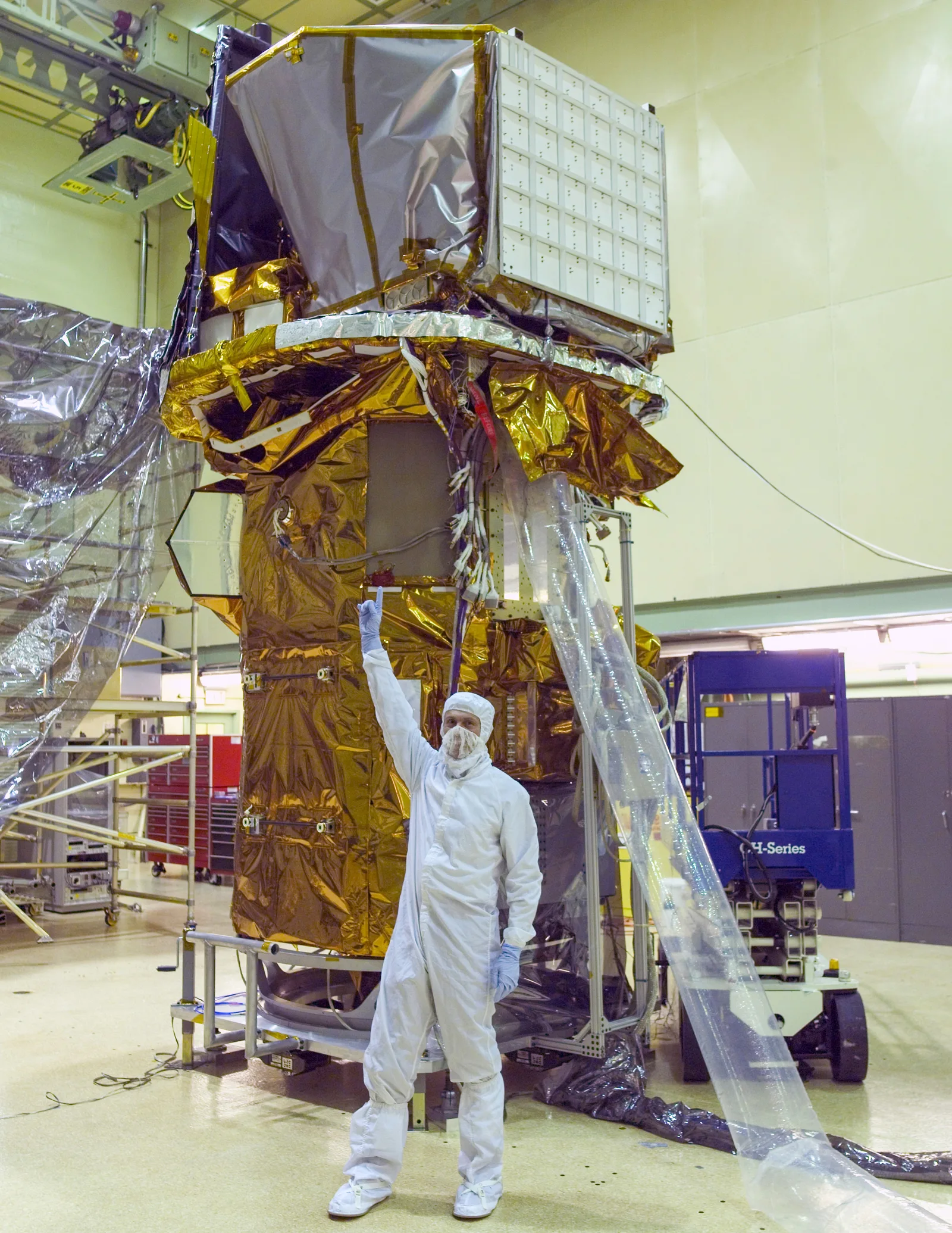 ยาน Swift ในห้องสะอาดของ NASA Goddard ปี 2003 กับ Neil Gehrels