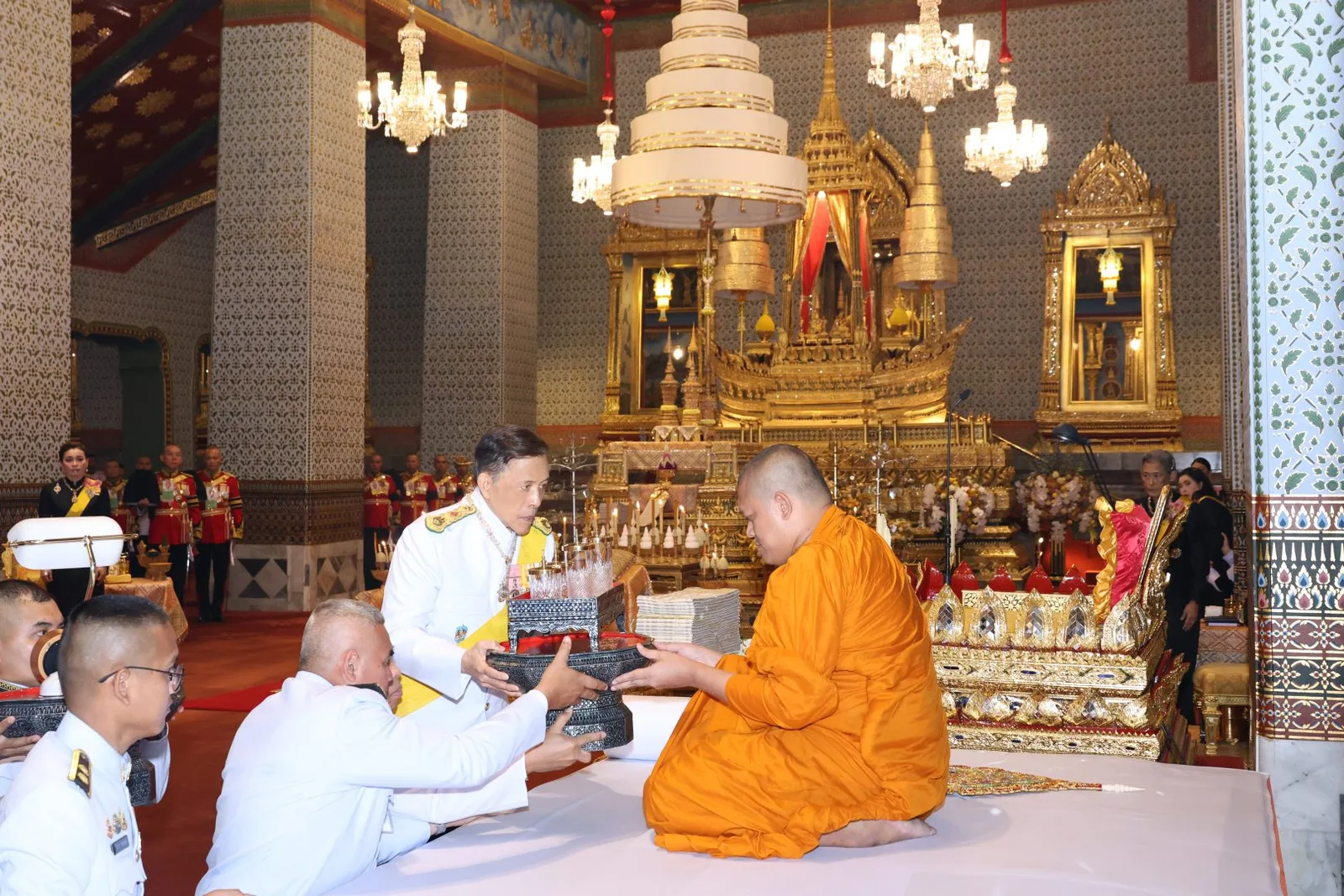 พระสงฆ์ ภายใน พระที่นั่งอมรินทรวินิจฉัย พระบรมมหาราชวัง วันที่ 13 ตุลาคม 2569