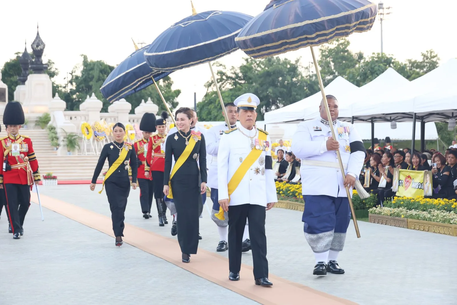 ทางเดินพรมแดง ณ อุทยานเฉลิมพระเกียรติฯ เขตดุสิต ช่วงเย็นวันที่ 13 ตุลาคม 2569