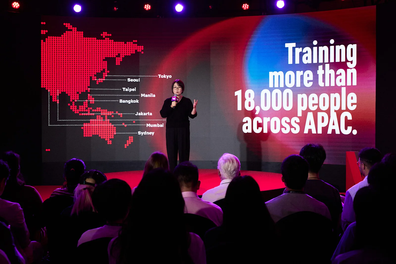 Minyoung Kim รองประธานฝ่ายคอนเทนต์เอเชียแปซิฟิกของ Netflix บนเวที Creative Asia 2026 หน้าจอระบุการฝึกอบรมกว่า 18,000 คนในเอเชียแปซิฟิก พร้อมแผนที่ที่มีกรุงเทพฯ