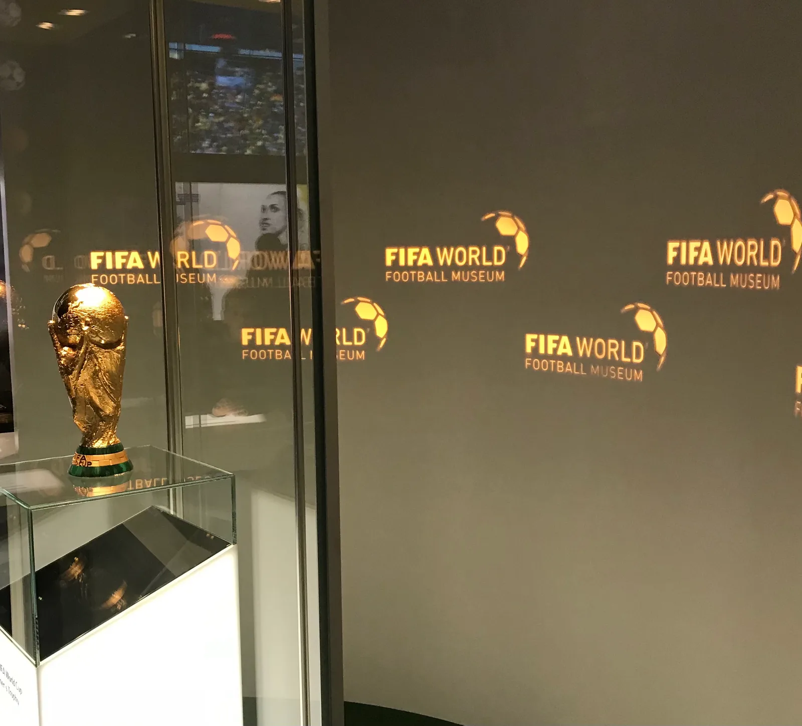 ถ้วยรางวัลฟุตบอลโลกในตู้จัดแสดงของ FIFA World Football Museum เมืองซูริก สวิตเซอร์แลนด์