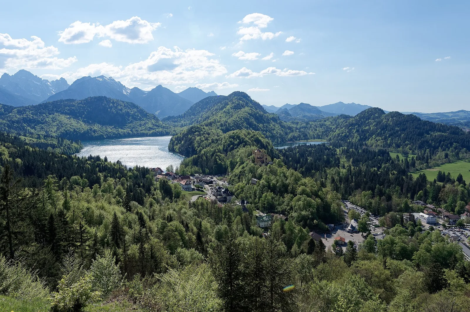 ทะเลสาบ Alpsee และปราสาท Hohenschwangau ในหุบเขา มองจากจุดชมวิวใต้ปราสาท Neuschwanstein