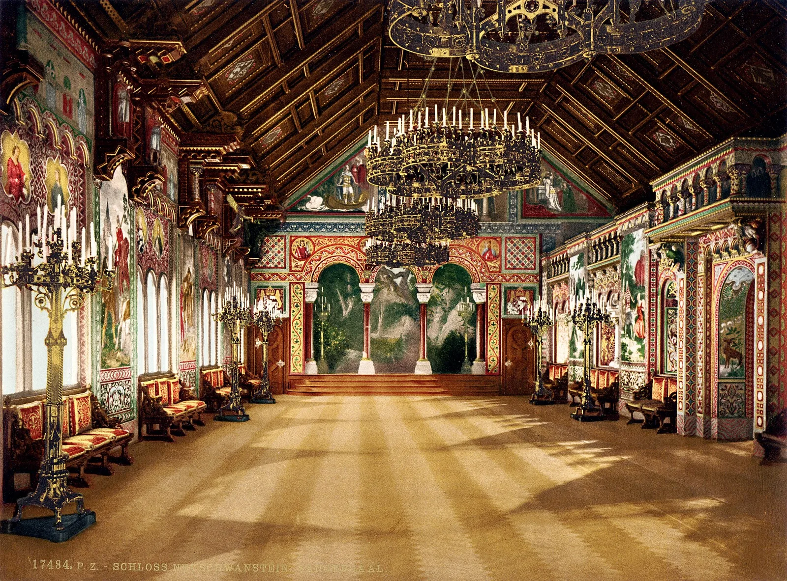 Singers' Hall ของปราสาท Neuschwanstein ในภาพพิมพ์ Photochrom จากภาพถ่ายของ Joseph Albert ปี 1886 มีโคมระย้าและเพดานไม้