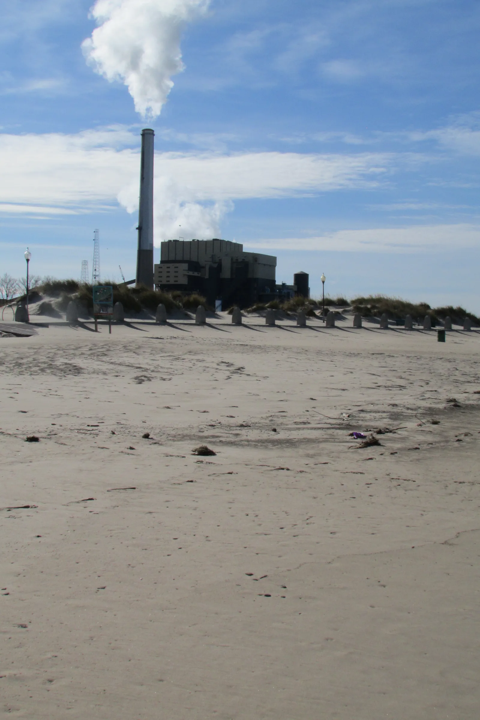โรงไฟฟ้า NIPSCO ที่เมือง Michigan City รัฐ Indiana มองจากชายหาด Washington Park ภาพถ่ายเดือนพฤศจิกายน 2021