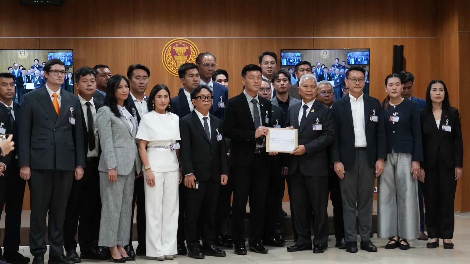 สส.ฝ่ายค้านถ่ายภาพร่วมกันพร้อมเอกสารญัตติอภิปรายไม่ไว้วางใจ ที่รัฐสภา 8 ตุลาคม 2569