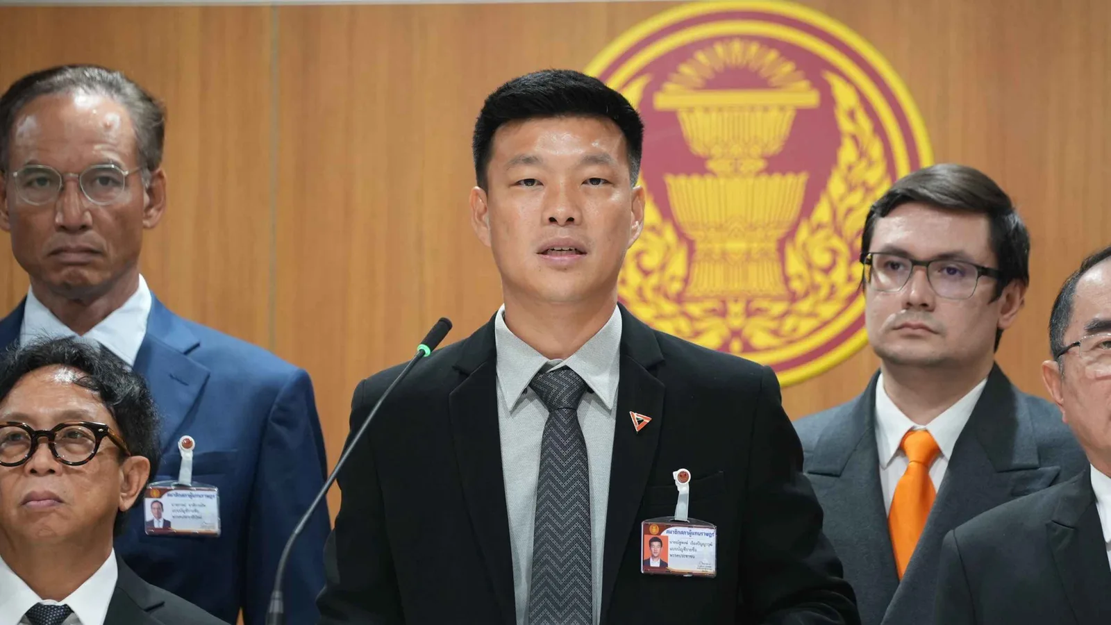 ผู้แทนฝ่ายค้านแถลงต่อสื่อมวลชนระหว่างการยื่นญัตติอภิปรายไม่ไว้วางใจ ที่รัฐสภา