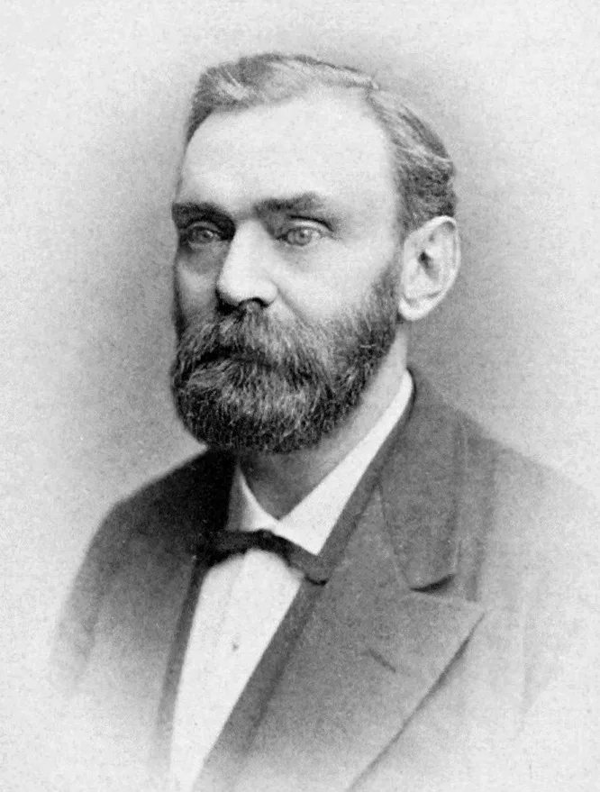 ภาพถ่ายขาวดำครึ่งตัวของ Alfred Nobel ผู้ก่อตั้งรางวัลโนเบล ไว้หนวดเคราและผูกหูกระต่าย ถ่ายก่อนปี 1896