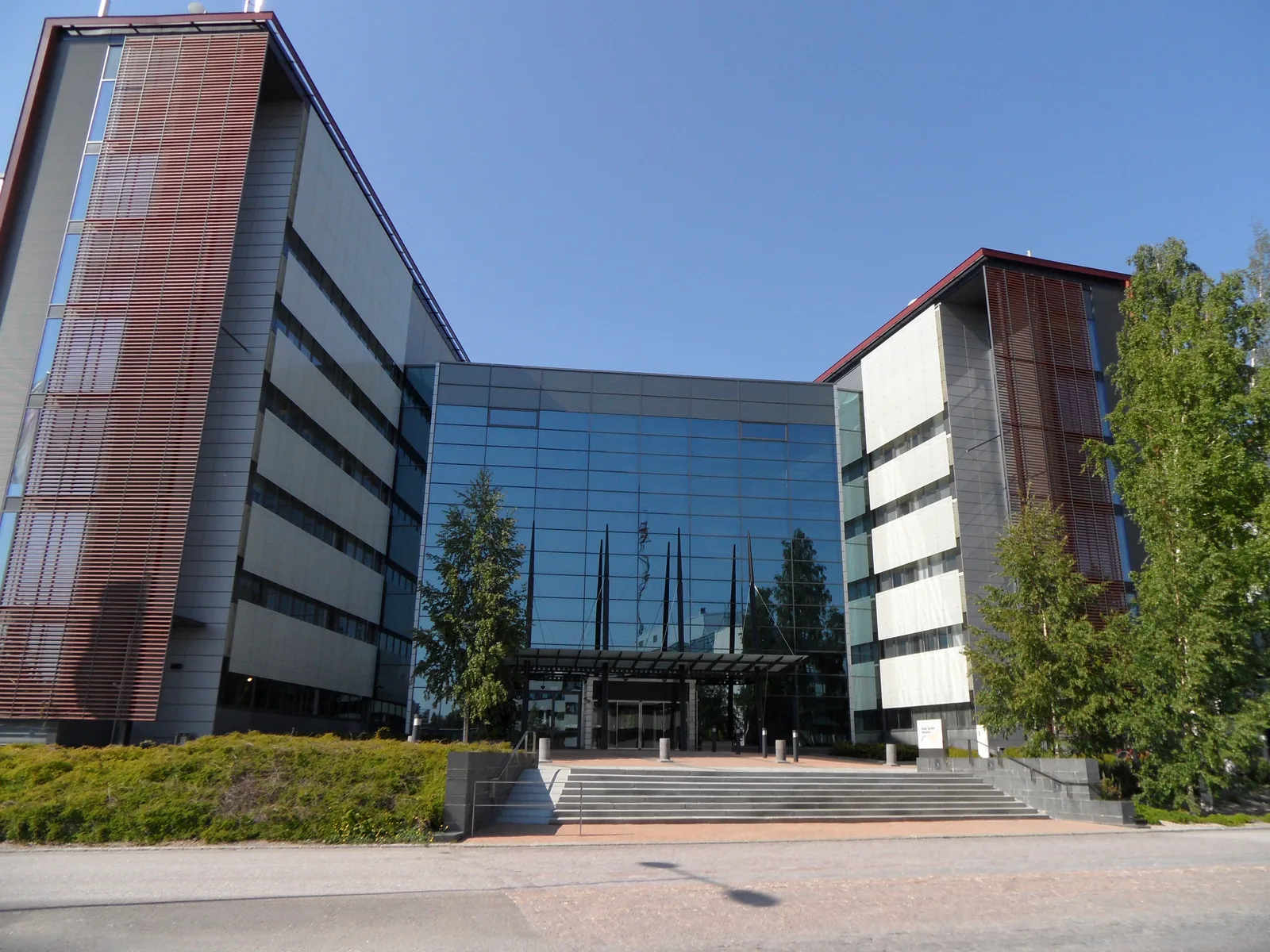 อาคารที่ Karaportti 3 เมืองเอสโป ซึ่งเป็นสำนักงานใหญ่ของ Nokia ในภาพที่ถ่ายเมื่อปี 2011