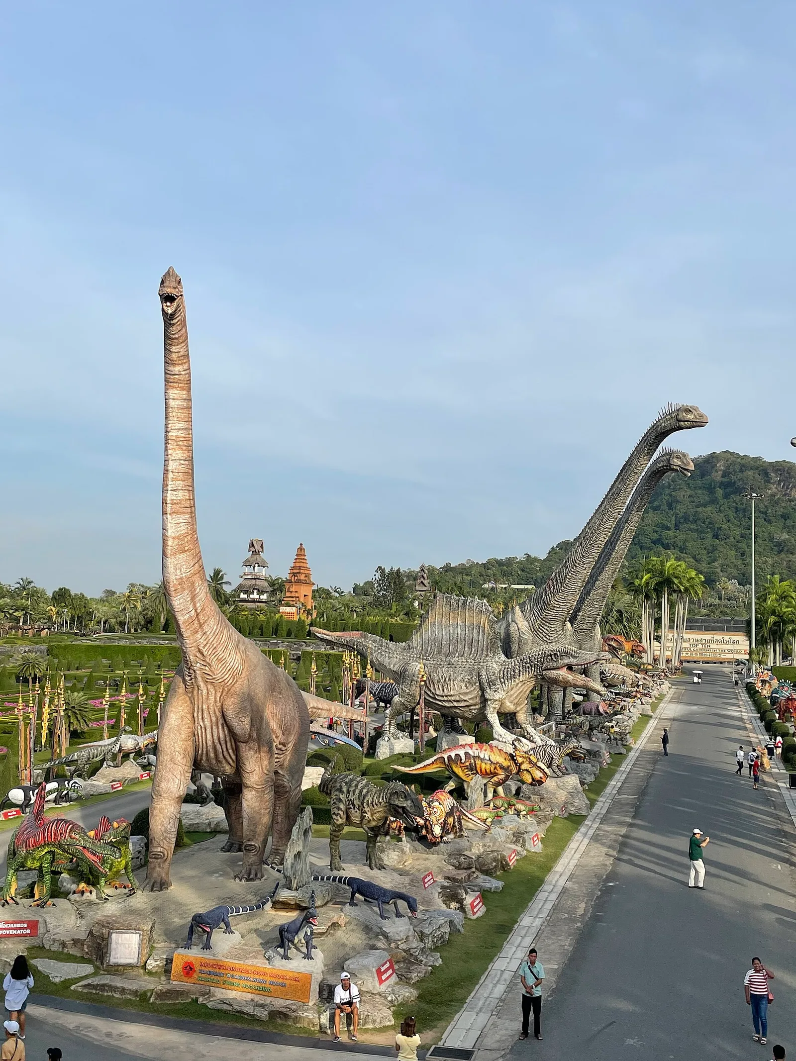 ไดโนเสาร์ปูนปั้นคอยาวขนาดใหญ่ริมทางเดินในสวนนงนุช