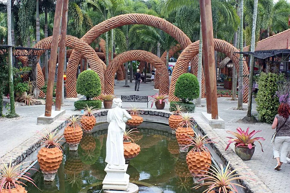 ซุ้มโค้งดินเผา รูปปั้นสีขาว และสระน้ำในสวนนงนุช ซึ่งผู้ถ่ายภาพระบุว่าเป็นสวนแจกัน