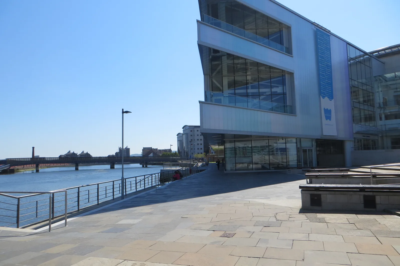 อาคาร Waterfront Hall ผนังกระจกริมแม่น้ำในเมืองเบลฟาสต์ ไอร์แลนด์เหนือ ภาพถ่ายปี 2016