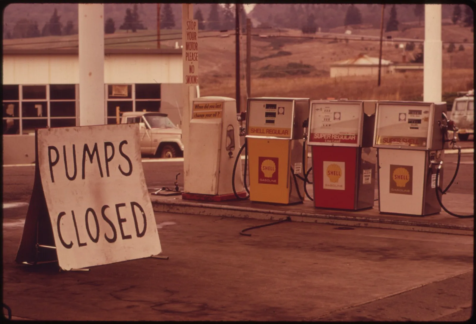 ป้าย PUMPS CLOSED หน้าตู้จ่ายน้ำมันที่ปั๊มในรัฐโอเรกอน สหรัฐอเมริกา ช่วงขาดแคลนน้ำมันฤดูใบไม้ร่วงปี 1973 ภาพบันทึกวิกฤตน้ำมัน 1973