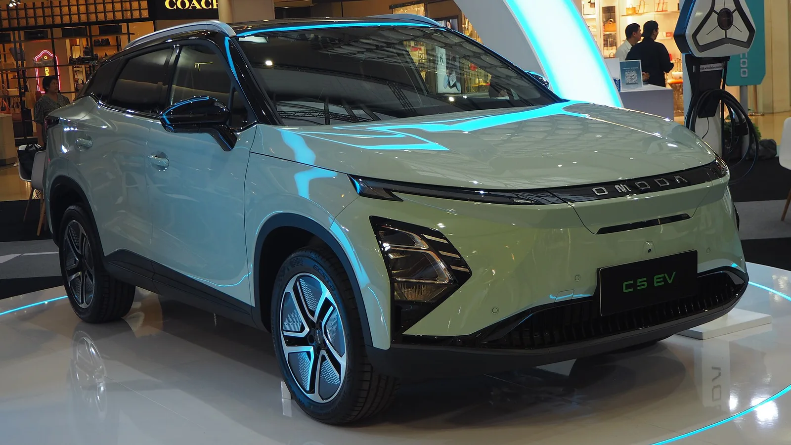 OMODA C5 EV Long Range Ultimate รุ่นปี 2024 สีเขียวอ่อน จัดแสดงในห้างสรรพสินค้า