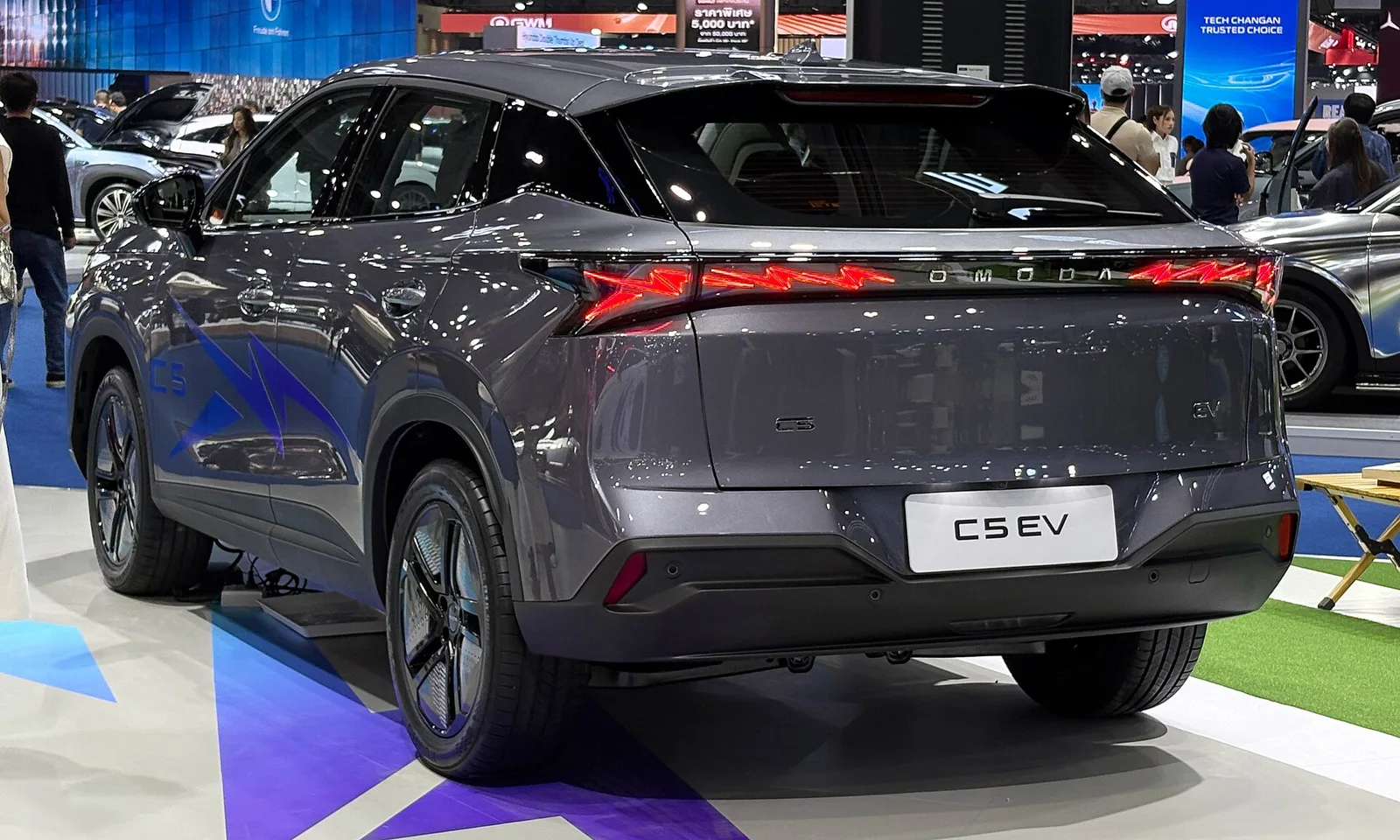 OMODA C5 EV รุ่นปี 2026 สีเทา ด้านหลังมีไฟท้ายพาดเต็มความกว้าง