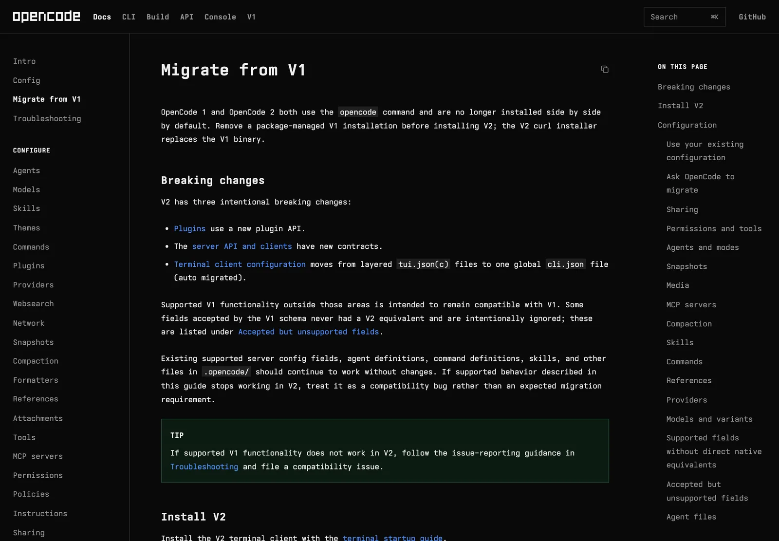 หน้าเอกสาร Migrate from V1 ของ OpenCode 2.0 ระบุว่ารุ่น 1 และ 2 ใช้คำสั่ง opencode เดียวกัน พร้อม breaking change สามจุด: ปลั๊กอิน API ของเซิร์ฟเวอร์ และไฟล์ cli.json