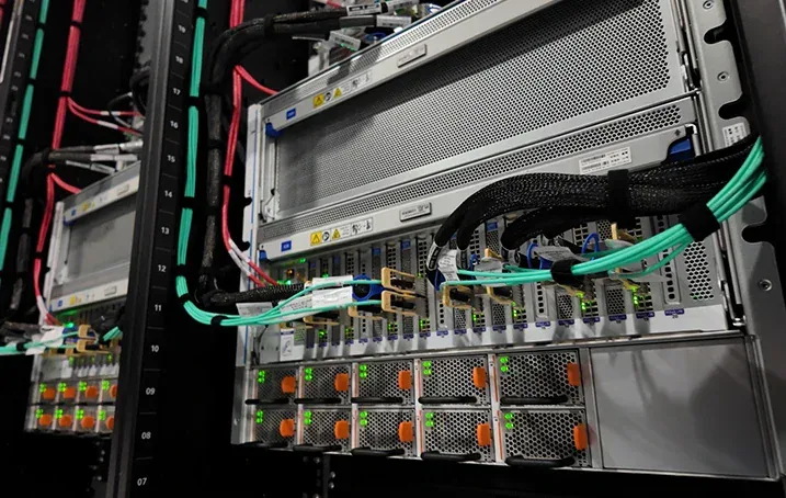 เซิร์ฟเวอร์ประมวลผลและสายเครือข่ายในตู้แร็กของระบบ OCI Supercluster ของ Oracle